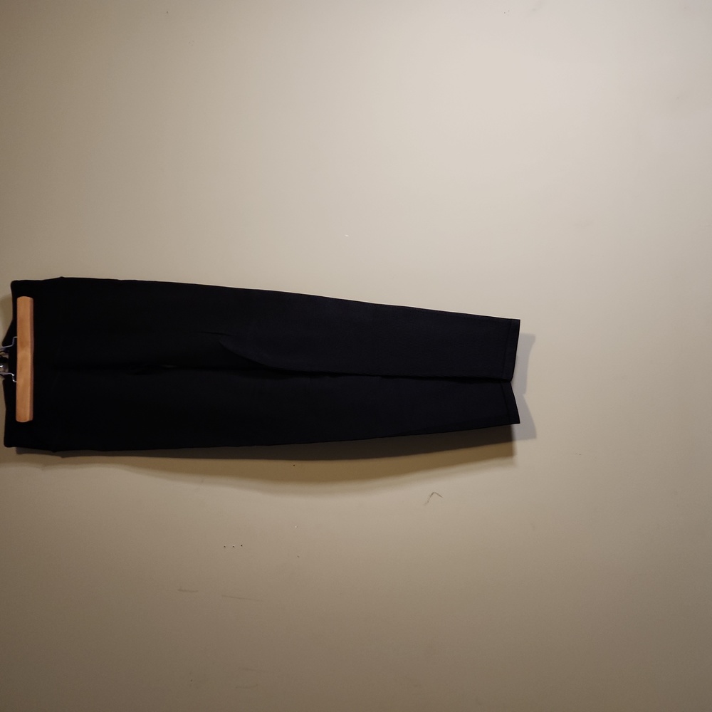 Fabletics size xsmall black workout leggings with v-shaped opening in back.